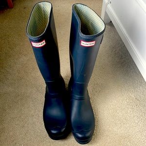 Navy blue hunter classic rain boots. Women’s size 12.